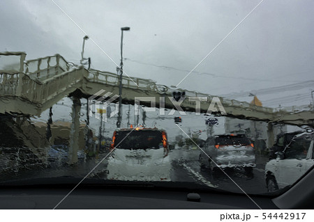 雨の日の運転 視界不良 雨の車窓 フロントガラス 雨の日の運転 視界不良 雨の車窓 フロントガラス 54442917