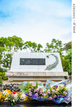 沖縄　ひめゆりの塔へ献花 54443924