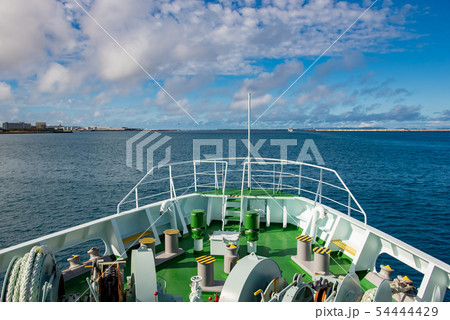 沖縄　那覇港　アジアの十字路　防波堤　フェリーざまみ3の船首 54444429