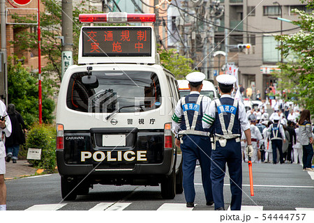 警察車両に依る夏祭りのの交通規制 54444757