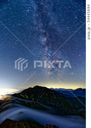 唐松岳から見る夏の天の川と五竜岳 54445694