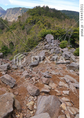 春の八ヶ岳 ニュウ山頂から南西側の中山峠、天狗岳方面 54445931