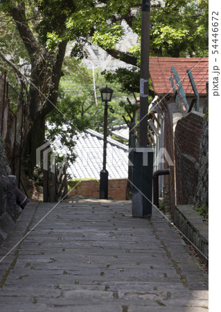 石畳の路地と洋館の屋根 石畳の路地と洋館の屋根 54446672