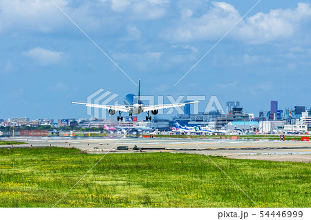 福岡空港に着陸するジェット機【福岡県】 福岡空港に着陸するジェット機【福岡県】 54446999
