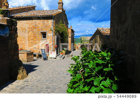天空の滅びゆく村、チヴィタ・ディ・バニョレージョの街並み 54449089