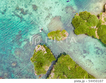 宮古島南部の海岸 イムギャー周辺の離島リゾートの空撮 宮古島南部の海岸 イムギャー周辺の離島リゾートの空撮 54450107