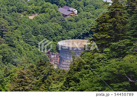 岩手県 新緑の松川渓谷 松川地熱発電所 日本で最初に運転を開始した商用地熱発電所 の写真素材