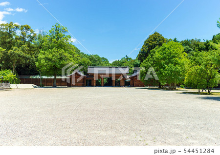 奈良県　橿原神宮　境内　青空の背景 54451284