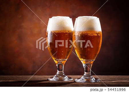 ビールで乾杯 54451996