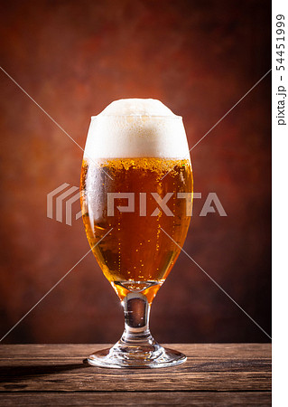 ビールで乾杯の写真素材