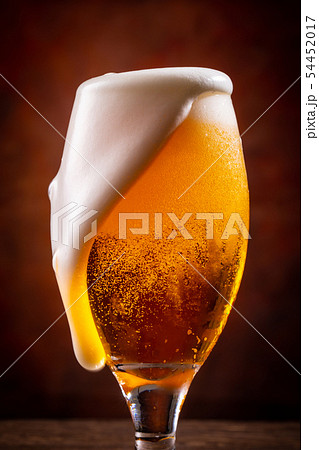 ビールで乾杯の写真素材