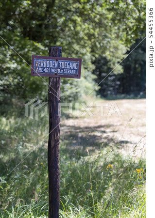 Old sign with the text no access in Dutch. Old sign with the text no access in Dutch. 54455366