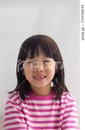 乳歯を抜いた可愛い子供の笑顔の写真素材