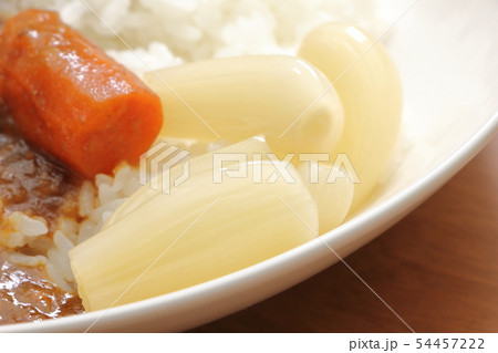 カレーライスの付け合わせ、ラッキョウの甘酢漬け。 54457222