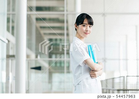看護師 白衣 女性 54457963