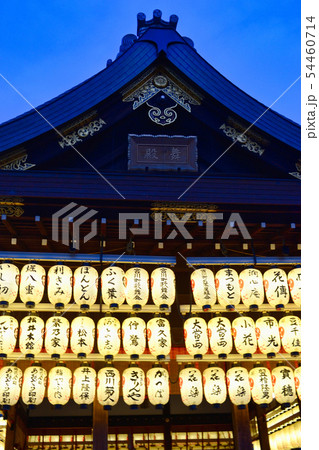 八坂神社　舞殿のライトアップ　（京都） 54460714