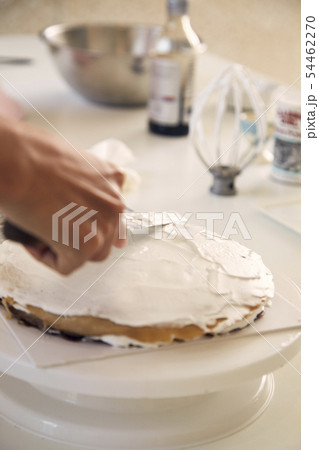 Womon are making in the kitchen. Womon are making in the kitchen. 54462270