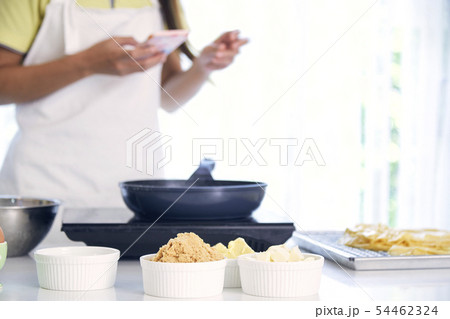 Womon are making in the kitchen. Womon are making in the kitchen. 54462324