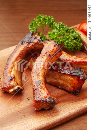 醤油ソースのスペアリブ 54463444