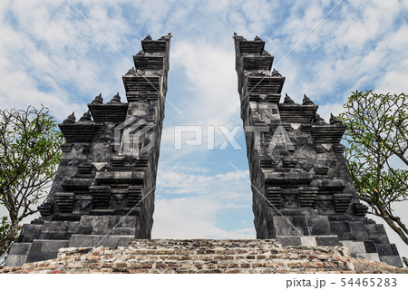 Balinese Hindu gates in Budhist temple Balinese Hindu gates in Budhist temple 54465283