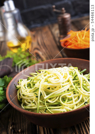 Zucchini noodles 54466113