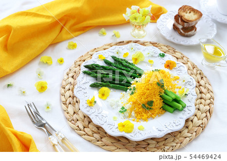 グリーンアスパラガスのミモザサラダ 54469424