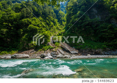 夏の黒部峡谷の万年雪の風景 夏の黒部峡谷の万年雪の風景 54469623