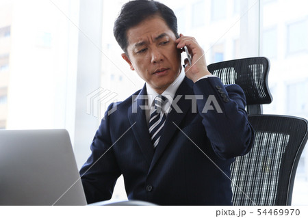 ビジネスマン(スマホ) ビジネスマン(スマホ) 54469970