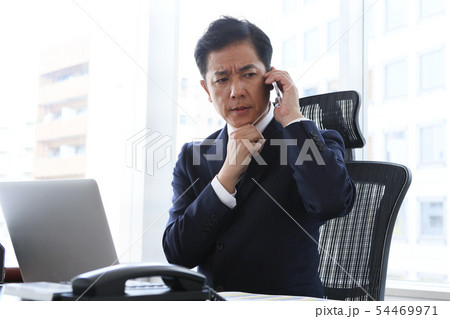 ビジネスマン(スマホ) ビジネスマン(スマホ) 54469971