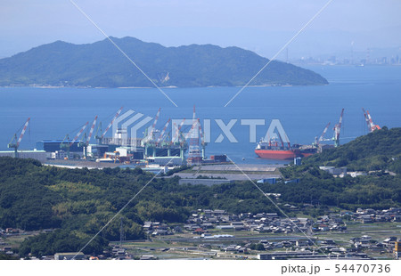 南から見る多度津港と造船所、塩飽諸島の広島。 南から見る多度津港と造船所、塩飽諸島の広島。 54470736