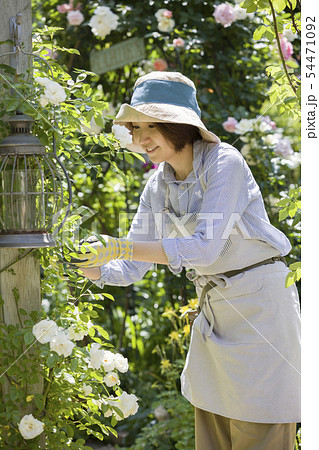 ガーデニングイメージ　女性 ガーデナー 54471092