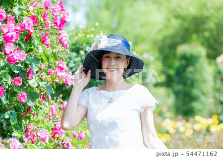 満開のバラ園 を楽しむミドル女性 薔薇のアーチ バラ 薔薇 花園 満開のバラ園 を楽しむミドル女性 薔薇のアーチ バラ 薔薇 花園 54471162