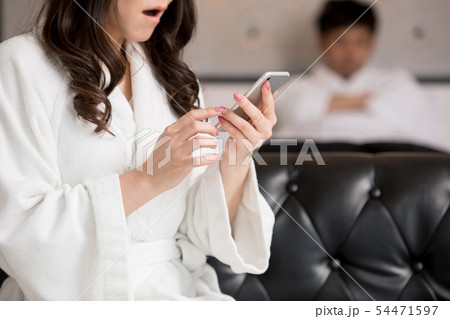ホテルで携帯をみて驚く女性 ホテルで携帯をみて驚く女性 54471597