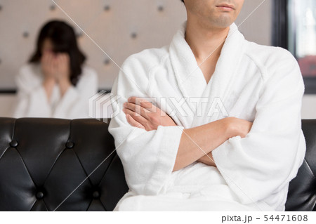 ホテルで喧嘩する男女 54471608
