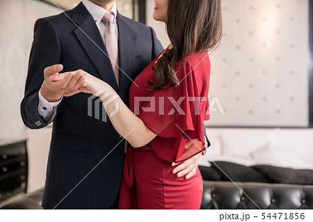 社交ダンスを踊る男女 社交ダンスを踊る男女 54471856