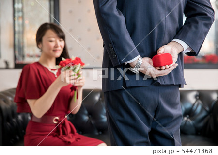 プロポーズを受ける女性 プロポーズを受ける女性 54471868