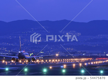 夜の伊丹空港で離陸待ちの航空機 54475870
