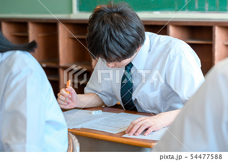 学生イメージ　試験風景 54477588