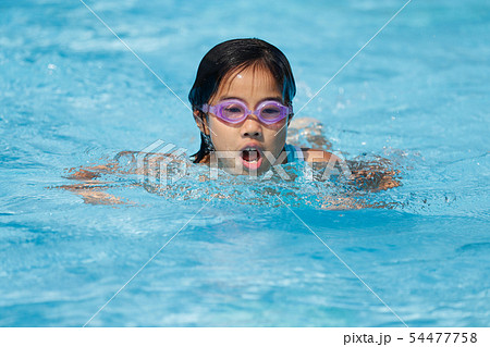 プールで泳ぐ女の子の写真素材