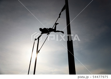 棒高跳びのシルエット 54477975