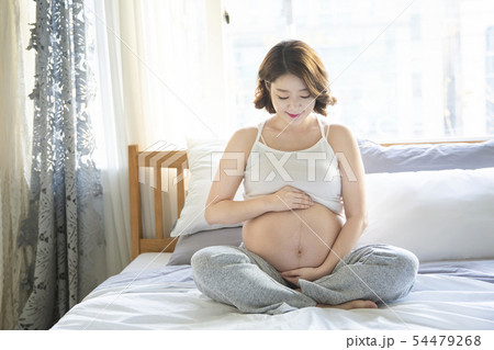 Portrait of beautiful pregnant woman 064 54479268