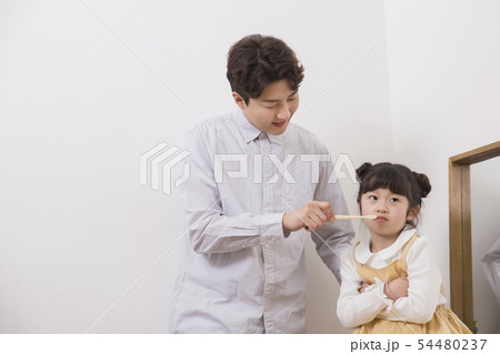 Parenting, childhood and family life concept photo 214 54480237