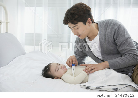 Parenting, childhood and family life concept photo 017 54480615