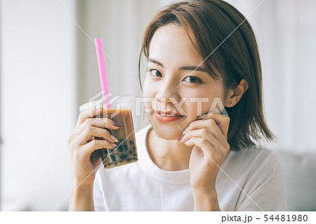 タピオカミルクティーを飲む若い女性 54481980