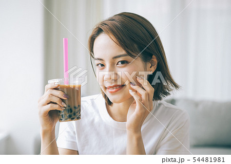 タピオカミルクティーを飲む若い女性 54481981