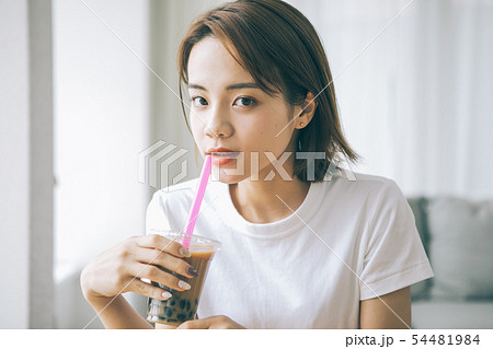 タピオカミルクティーを飲む若い女性 54481984