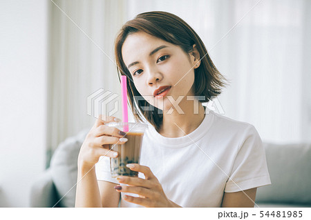 タピオカミルクティーを飲む若い女性 54481985