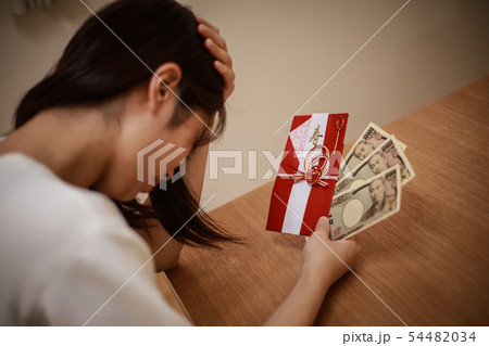 ご祝儀を悩む女性 ご祝儀を悩む女性 54482034