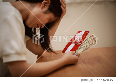 ご祝儀を悩む女性 ご祝儀を悩む女性 54482035
