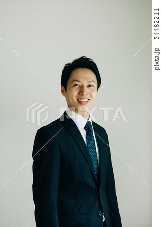 笑顔のビジネスマン 日本人男性 ポートレート 54482211